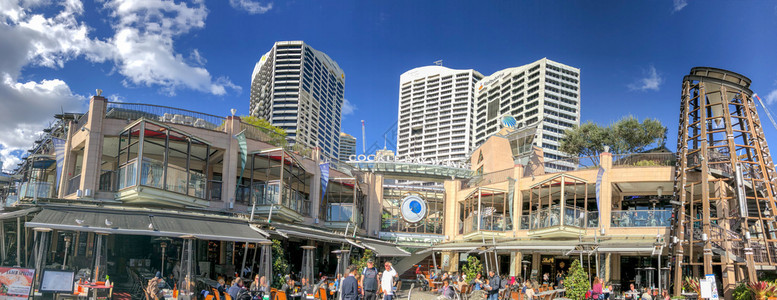云码头八月澳大利亚悉尼2018年月19日当地人和游客在阳光明媚的日子享受达令港长廊这是悉尼的一个主要景点图片