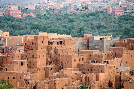 全景对沙漠中典型的摩洛哥村庄观视那里贫困是显而易见可的这里的贫困柏尔清楚地图片