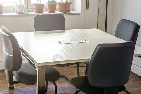 当代的4张空椅子会议室内有一张白桌战略现代的图片