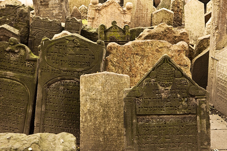 到期的在布拉格Josefov区古老的犹太一个部分由于石块年代久远和地面沉积许多墓碑乱成一团分布不均匀地拼凑在一起隔都图片