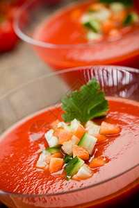 新鲜蔬菜的木制餐桌上美味的gazpacho饮食门户14美图片