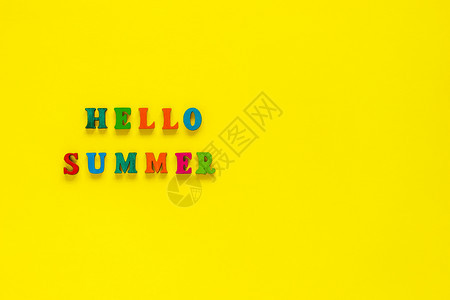 明亮的象征在黄色背景的彩多信件中顶视图复制空间NameHelloSummer刻字图片