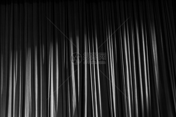 生产值得注意的黑白窗帘和聚光灯在两场表演之间的剧院百老汇图片