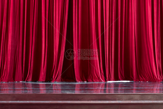 生产音乐会红窗帘和两场表演之间戏院的聚光灯剧图片