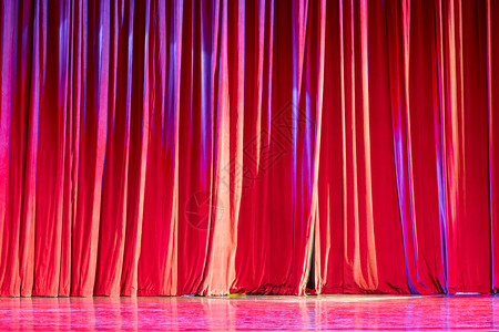 质地剧院名声红窗帘和两场表演之间戏院的聚光灯图片