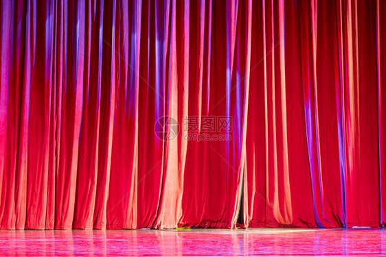 质地剧院名声红窗帘和两场表演之间戏院的聚光灯图片