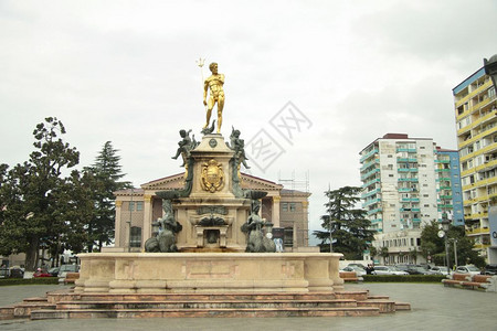 户外部的中央位于佐治亚瑟广场巴图米市中心的金纪念碑海王星和喷泉图片