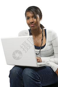 幸福一位美丽的女学生拿着笔记本用电脑浏览肖像一种图片