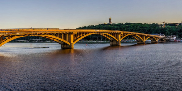 河面上横跨的大桥图片