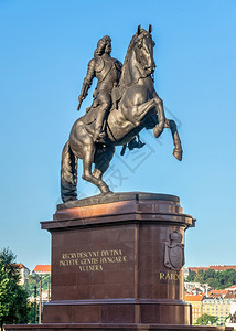 马术文化镇匈牙利布达佩斯1802匈牙利布达佩斯的拉科齐费伦茨骑马雕像在一个阳光明媚的夏日早晨匈牙利布达佩斯的拉科齐费伦茨骑马雕像图片