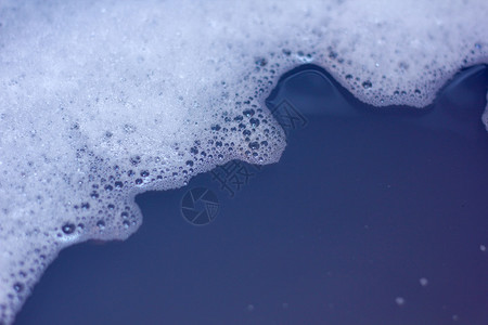 浅蓝水上的肥皂泡沫自然肥皂水洗图片