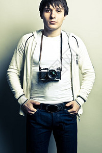 电影摄机一种阴光背景对比图像上有照相机的Guy图片