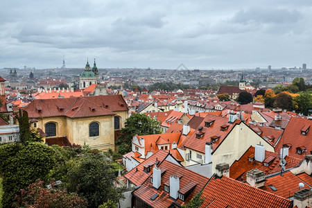 捷克布拉格2017年月8日布拉格市中心红屋顶和古老的旧城景阿西教堂圣方济各古老的阿西教堂圣方济各和阿西老城圣方济各屋顶上展望是捷背景图片