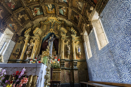 世纪寺庙镇葡萄牙BeiraAltaCeloricodaBeira的圣玛丽教堂主礼拜详细情里面有一座宏伟的祭坛上面涂有花冠和以传统图片