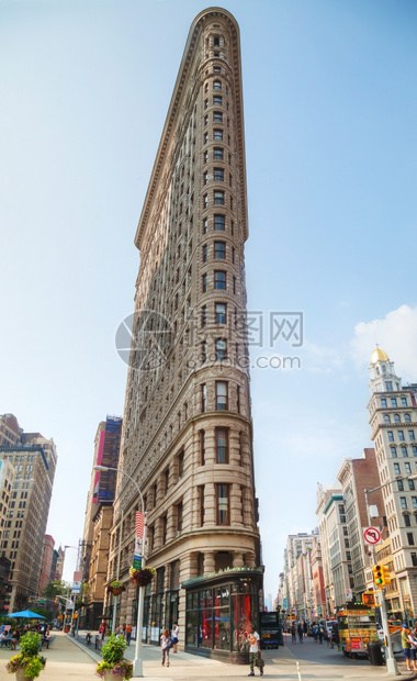 经过考虑的纽约城市9月4日2015年9月4日在纽约的Flatiron大楼位于曼哈顿区第五大道175号被认为是一座开拓摩天大楼塔自图片