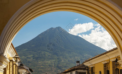 拉丁中美洲的危地马拉安提瓜市后面高处是中美洲的阿瓜火山旅行图片