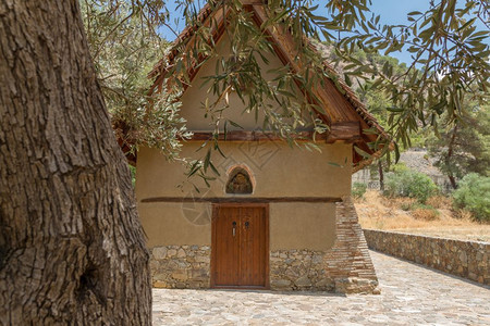 牧师塞浦路斯加拉塔村橄榄树后的ArchangelosMichael古代东正堂夏季拍摄的照片景观信仰图片