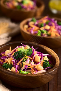 在木碗中用自然光选择焦点关注第一张红菜沙拉奇克皮亚胡萝卜和布罗科利沙拉的顶端花椰子粉ChickpeaCarrot和Broccol图片