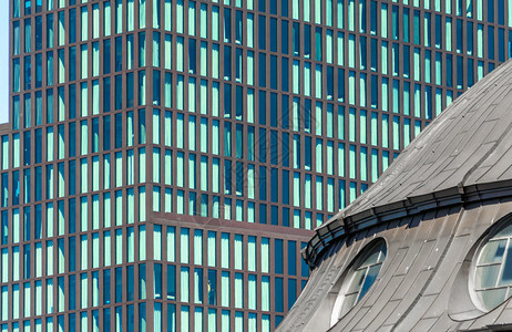 汉堡阿尔托纳在汉堡港Landungsbrucken公司历史建筑后面的汉堡奥尔托纳新的现代化办公大楼与建筑结构形成对比屋港口图片