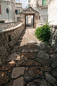 旅行镇如画在意大利阿普亚的Alberobello一条旧街道连接城与新图片