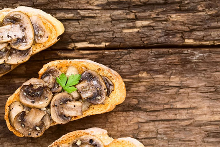 开胃菜地中海意大利传统的抗草原拍摄了生木的顶部侧面有复制空间选择焦点关注顶层蘑菇切片新鲜的蘑菇布鲁舍塔MushroomBrusc图片