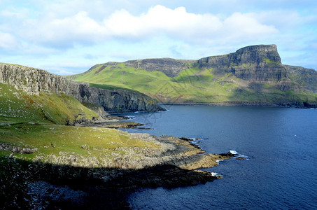 赫布里底群岛阿尔巴近点在苏格兰斯凯岛的尼特点风景上闪耀着美丽的阳光图片