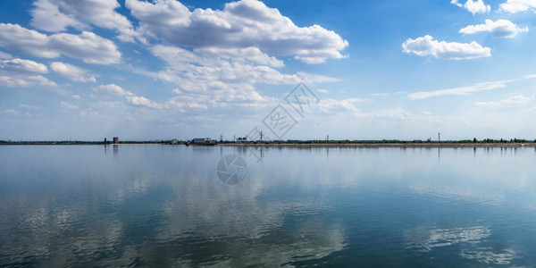 旅行建造在乌克兰赫尔森地区ChateauTrubetskoy一侧Dnipro河和Kakhovskaya水电站的景象日夏Dnipr图片