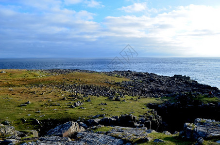 海洋苏格兰尼斯特点海岸的黑岩石苏格兰人色的图片