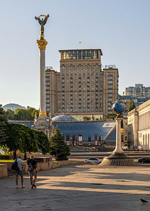 目的地乌克兰基辅7120乌克兰基辅独立纪念碑位于乌克兰基辅的迈丹纳萨列兹赫诺斯提在乌克兰基辅一个阳光明媚的夏日清晨独立纪念碑晴天图片