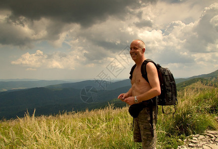 冒险波兰西部喀尔巴阡山脉叫做BieszczadyTourist站在山路上的希克人塔特拉风景图片