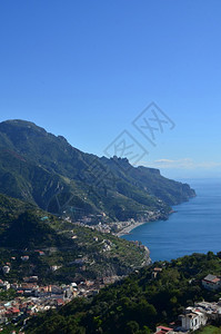 景观地中海旅行意大利阿马尔菲海岸一带美丽的滚动山丘和蓝天空图片