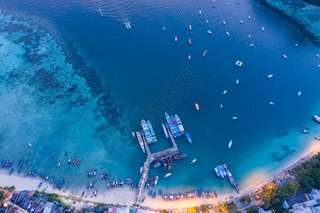 景观渡船位于泰河边黄昏空中观光的两海岛亚洲人图片