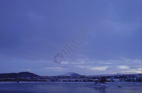 沙漠森林景观冬季冻结的湖泊和暴风天气图片