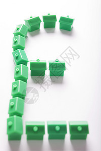 真实的白色背景绿模型房屋以英镑符号形式呈现在白色背景上财产价格图片