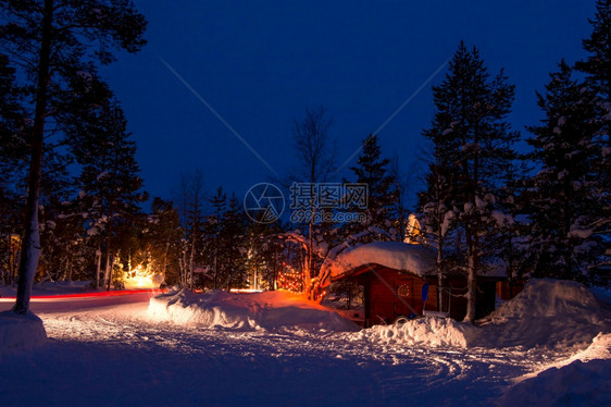 冬季夜车在森林中露营图片