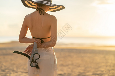 海滩上带浮潜面罩设备的女人图片