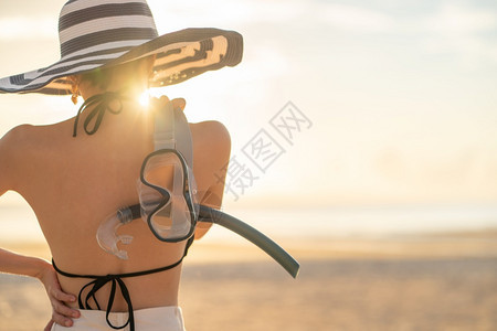 在海滩上带浮潜面罩设备的女人图片