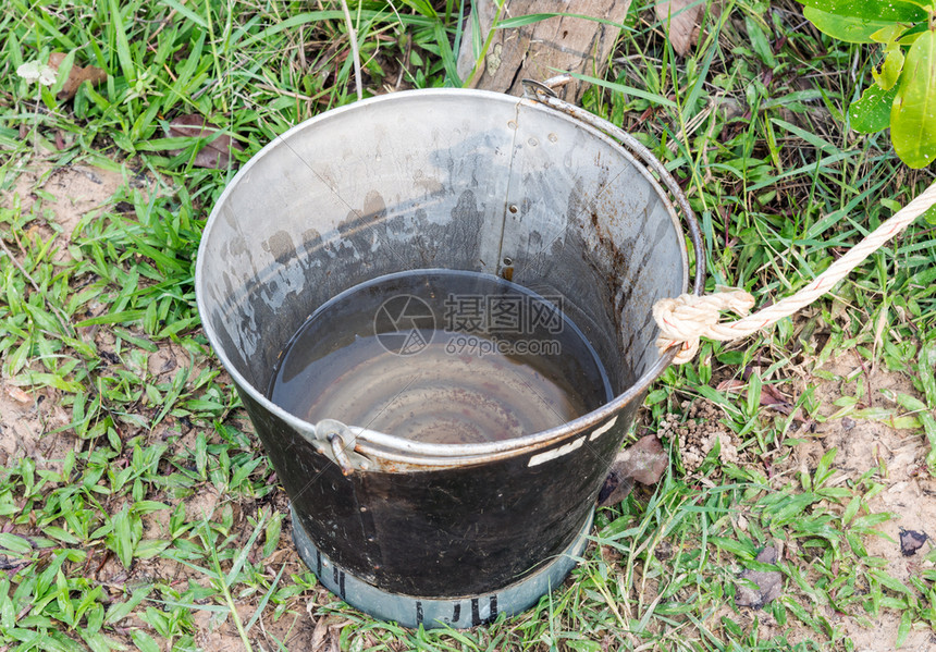 能够闪亮的银农村场田地上的旧金属桶子图片