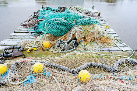 浮船上的蓝鱼网绳索和浮体覆盖着晨霜拖网渔船民菲力图片