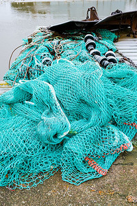 浮船上的蓝鱼网绳索和浮体覆盖着晨霜一种工具菲力图片
