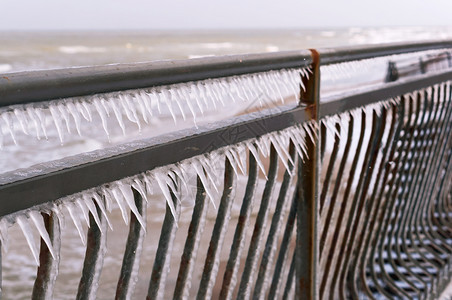 户外霜清除冰柱覆盖的金属栅栏冰铁柱覆盖的金属栅栏图片
