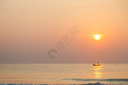 生活景观轮廓早晨起日出上渔船海钓鱼清晨去图片
