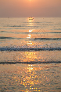 渔夫旅行橙早晨起日出上渔船海钓鱼清晨去图片