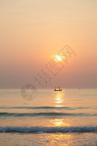 早晨起日出上渔船海钓鱼清晨去黄昏海洋图片