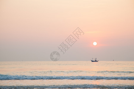 反射早晨起日出上渔船海钓鱼清晨去云海浪图片