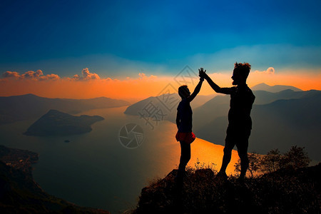 极好的爱一对在山顶上握手以美妙的风景来赢得胜利湖图片
