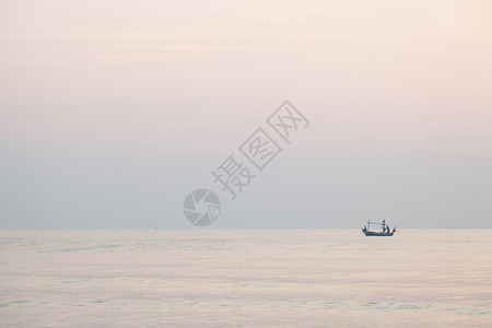 海洋夏天早晨起日出上渔船海钓鱼清晨去黄昏图片