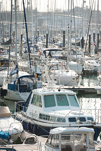 帆船血管财富繁忙的船坞有许多游艇和小型没有产品识别或名称图片