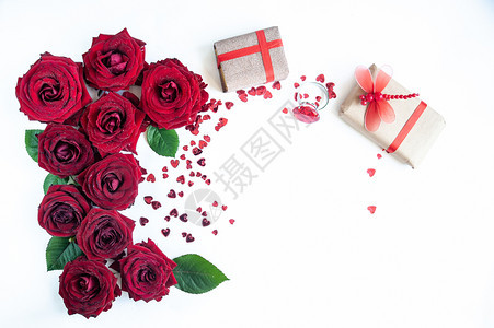 盛开假期时尚的平躺背景花卉图案情人节恋主题红玫瑰和白色背景上带丝的礼物与世隔绝图片
