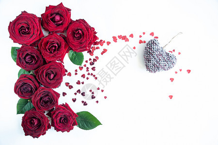 花束美丽植物平躺背景花卉图案情人节恋主题红玫瑰和白色背景上带丝的礼物与世隔绝图片
